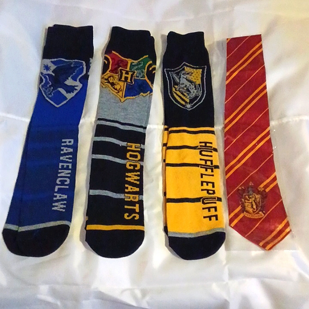 Hogwarts Crew Socks Trio/Gryffindor Tie Set